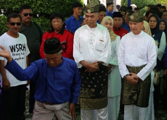 Pasangan Wan Siswandi dan Rodhial Huda saat daftar ke KPU, pagi tadi, (ft fuji)