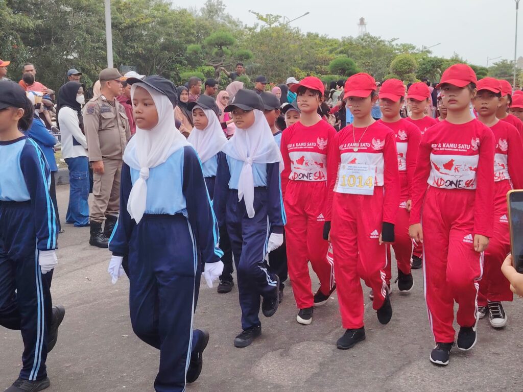 Peserta gerak jalan tingkat SD terlihat tetap semangat di Coastal Area, pagi tadi. (ft msaimi)