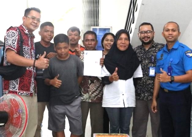 Petugas membantu pergeseran warga Desa Blongkeng yang terdampak Proyek Rempang Eco-City ke hunian sementara, Rabu (7/8/2024).