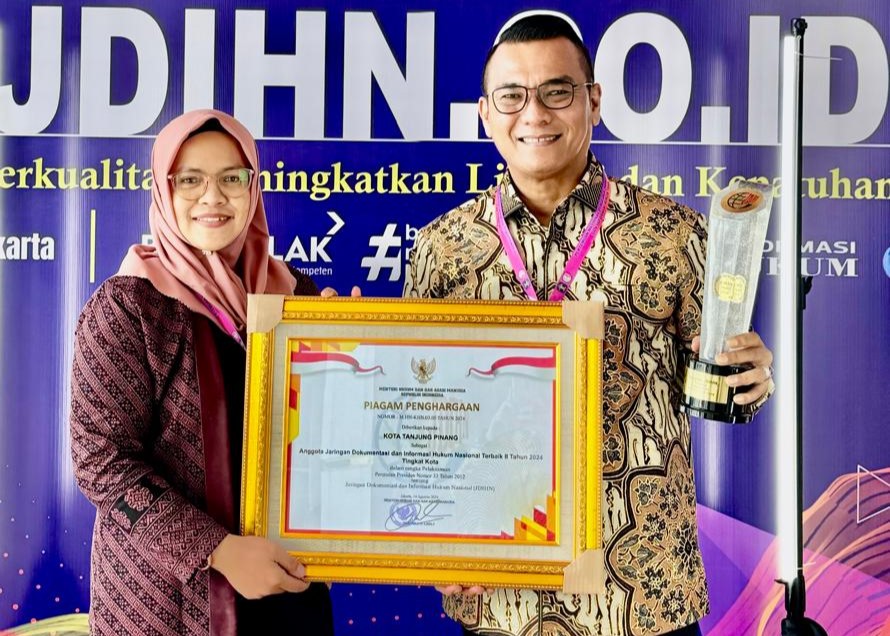 Pj Wali Kota Tanjungpinang, Andri Rizal saat menerima penghargaan pengelola JDIH Kota Tanjungpinang, di Jakarta, siang tadi,. (ft kominfotjpinang)