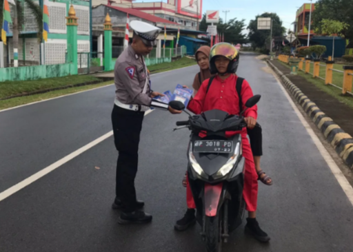 Polantas Polres Lingga saat memberikan imbauan kepada pengendara pelajar, pagi tadi. (ft fuji)