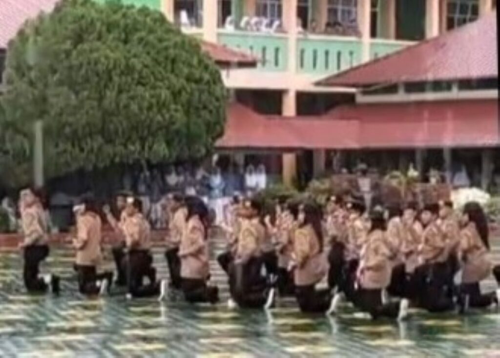 Pramuka di SMAN 2 Karimun, pagi tadi. (ft msaimi)