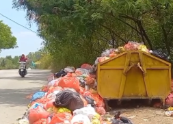 Sampah ke badan jalan di Kapling, pagi tadi. (ft msaimi)