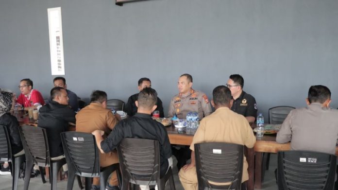 di Kedai Kopi Merdeka, Dabo Singkep, pada Senin