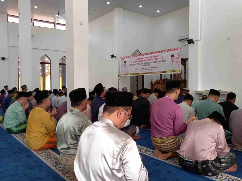 Suasana Salat Tasbih di Tanjungpinang, siang tadi. (ft kominfotjpinang)