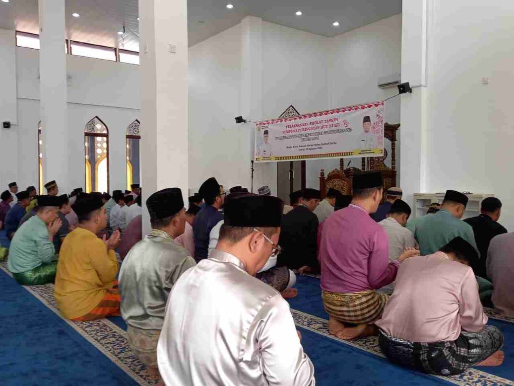 Suasana Salat Tasbih di Tanjungpinang, siang tadi. (ft kominfotjpinang)