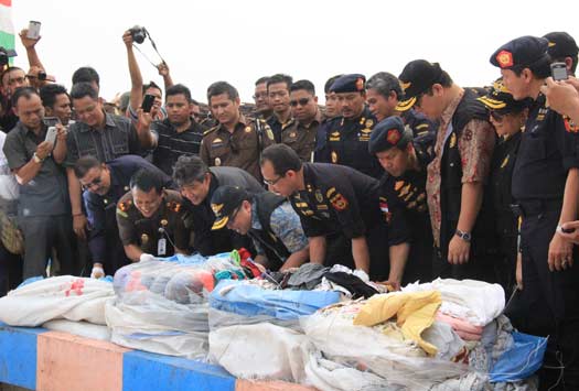 Suasana pemusnahan balpres di DJBC Khusus Kepri, belum lama ini. (ft dok lendoot)