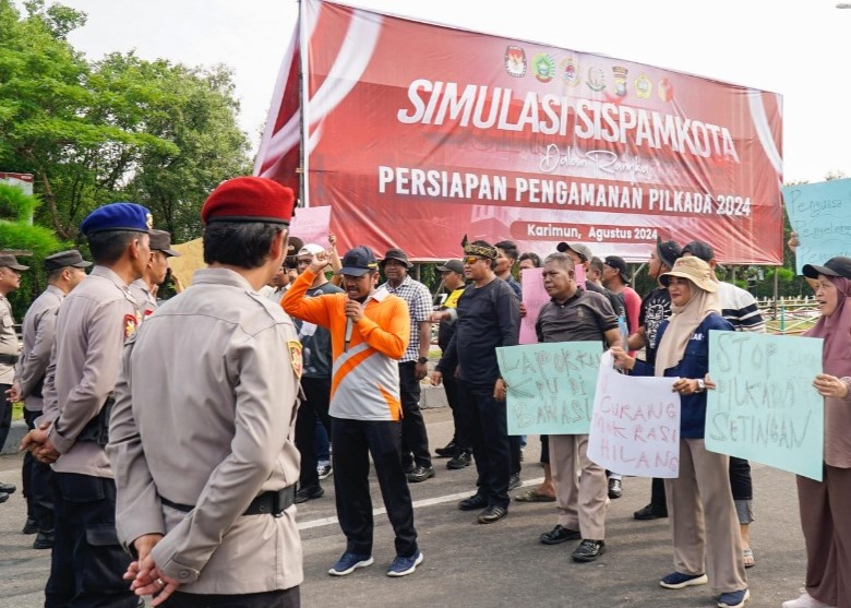 Suasana simulasi Sispamkota untuk menguji kesiapan personel dalam menghadapi berbagai potensi gangguan keamanan di Coastal Area, pagi tadi. (ft msaimi)