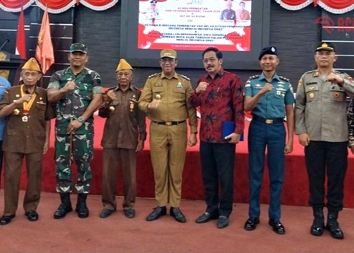 Wabup Anwar Hasyim bersama tamu undangan berfoto bersama veteran di Gedugn Nasional Karimun. siang tadi. (ft msaimi)