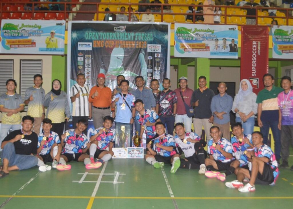 Wabup Anwar Hasyim saat menutup Turnamen Futsal KMG Cup I, beberapa waktu lalu. (ft dok lendoot)