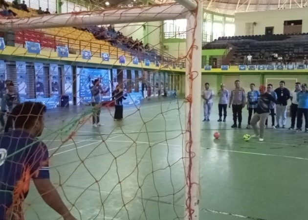 Wabup Karimun secara seremoni membuka resmi dengan tendangan ke gawang salah satu tim futsal, sore tadi. (ft kmg)