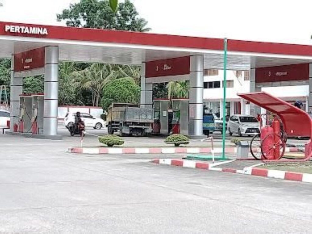 Suasana di SPBU Karimun, belum lama ini. (ft dok lendoot)