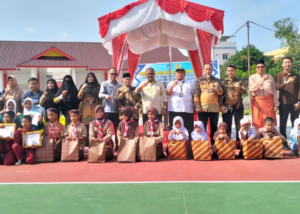 Bupati Aunur Rafiq berfoto bersama usai acara penyerahan simbolis seragam gratis di SDN 006 Meral, pagi tadi. (ft eri)