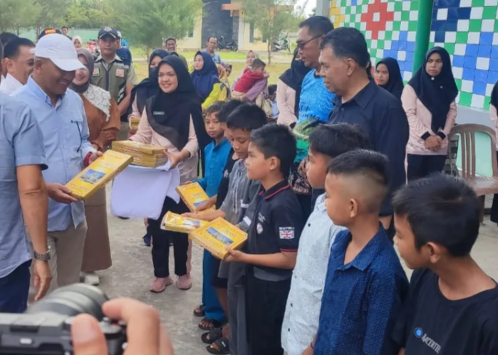 Bupati Natuna Wan Siswandi saat memberikan bingkisan kepada peserta sunat massal gratis di Serasan. pagi tadi. 9ft putra)