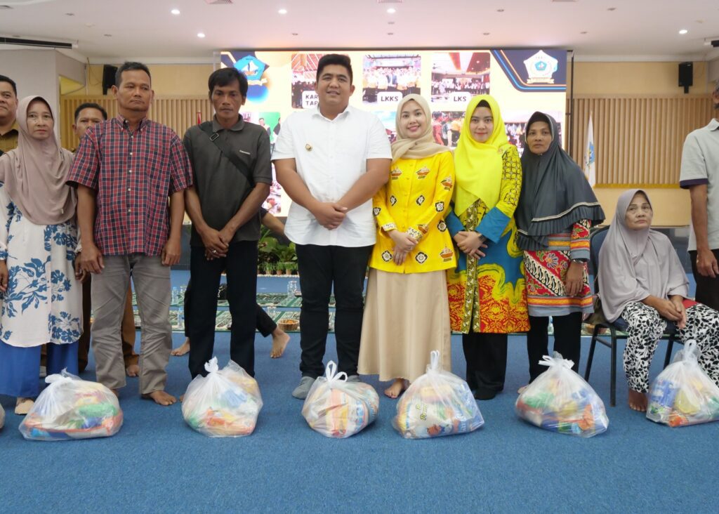 Bupati Roby berfoto bersama para penerima Sembako di Kecamatan, kemarin. (ft humasbintan)