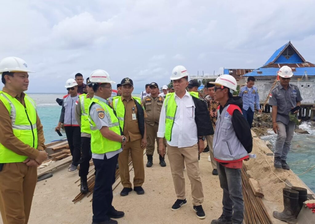Bupati Wan Siswandi saat meninjau pelabuhan di Midai. siang tadi. (ft putra)
