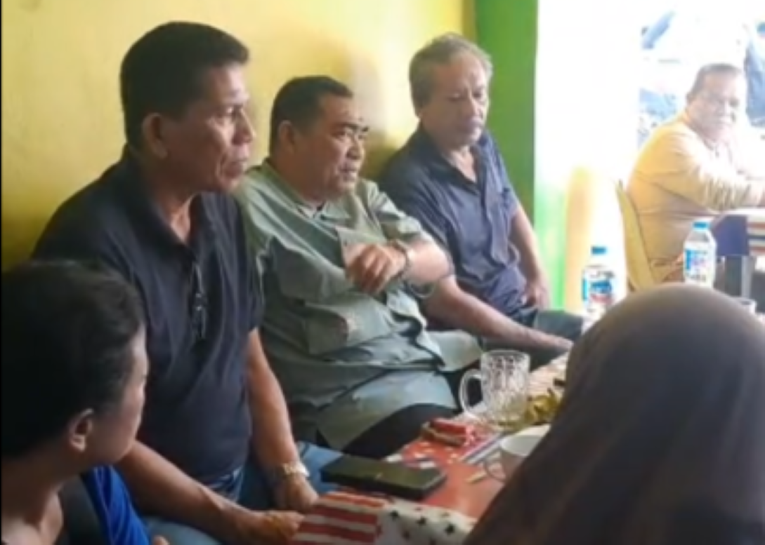 Calon Bupati Karimun Bakti Lubis (ketiga dari kiri) saat berbincang dengan pedangan pasar seken Karimun, siang ini. (ft msaimi)