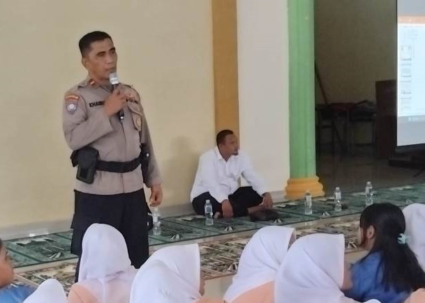 Ditbinmas Polda Kepri IPDA Khairulnas saat menyampaikan materi terkait bahaya narkoba di SMAN 1 Dabo Lingga. (ft jmsikepri)