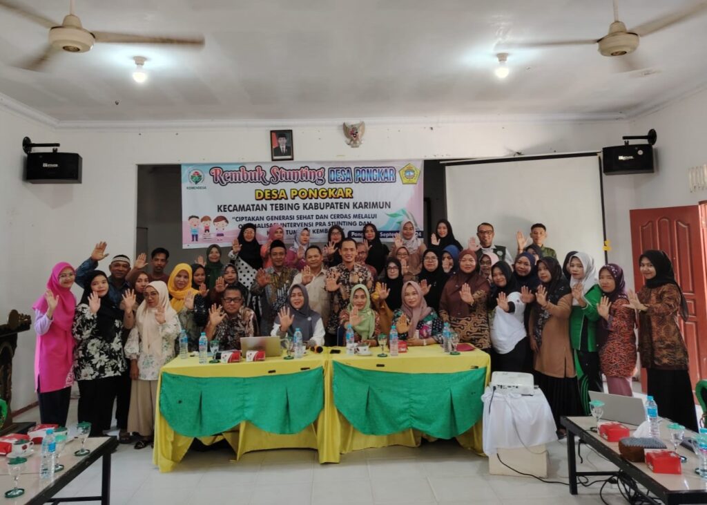 Foto bersama sebelum acara Rembuk Stunting di Desa Pongkar, pagi tadi. (ft msaimi)