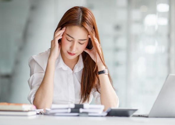 Stres adalah perasaan yang umumnya dapat kita rasakan saat berada di bawah tekanan, merasa kewalahan, atau kesulitan menghadapi suatu situasi. Stres dalam batas tertentu bisa berdampak positif dan memotivasi kita untuk mencapai suatu tujuan, seperti mengerjakan tes atau berpidato. Hanya saja, stres yang berlebihan yang tidak dikelola dengan baik, apalagi jika terasa sulit dikendalikan, maka dapat berdampak negatif terhadap suasana hati, kesehatan fisik dan mental, dan hubungan kita dengan orang lain. Respons alami tubuh terhadap tekanan atau tuntutan ini sebenarnya bisa menjadi pendorong untuk mencapai tujuan. Sekali lagi, jika tidak dikelola dengan baik, stres berdampak negatif pada kesehatan fisik dan mental.