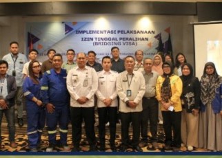 Imigrasi Tanjungbalai Karimun berfoto bersama usai pembukaan sosialisasi bridging visa di Aston Hotel Karimun, kemarin. (ft imigrasikarimun)