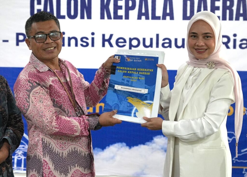 Ketua KPU Kabupaten Karimun saat menerima hasil MCU Paslon Pilkada Karimun 2024 di RSPB Batam, kemarin. (ft rsbpbatam)