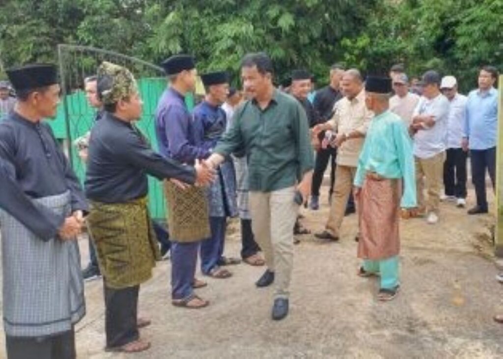Masyarakat Kabupaten Lingga menyambut kedatangan calon Gubernur dan Wakil Gubernur Kepri H Muhammad Rudi dan H Aunur Rafiq. pagi tadi. (ft fuji)