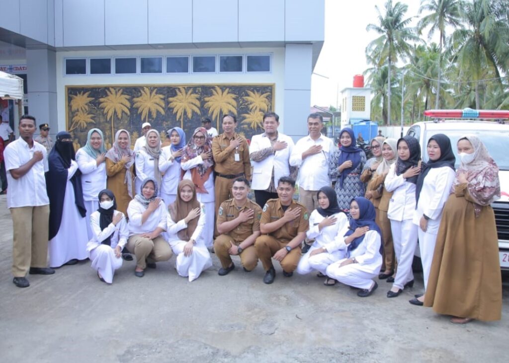 Ok Bupati Natuna Wan Siswandi berfoto bersama tenaga kesehatan di Puskesmas Mudai usai penyerahan bantuan ambulans, pagi tadi. (ft putra)