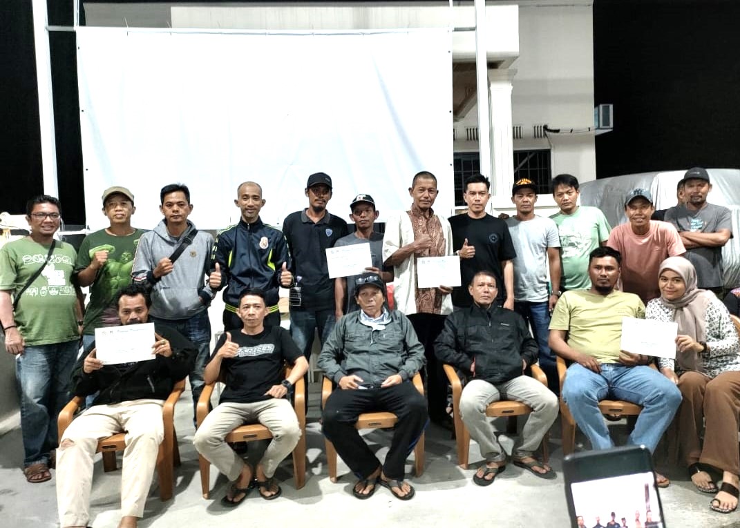 Para Juara Turnamen Kedai Kopi Ridho 99 dan Partner II usai acara, tadi malam. (ft msaimi)