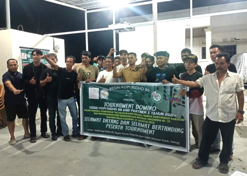 Para juara Turnamen Domino Kedai Kopi Ridho dan Partner di Perumahan Griya Harapan Indah, tadi malam. (ft panitiaturnamen)