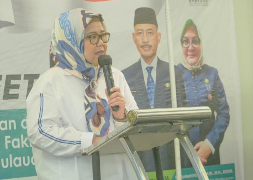 Pjs Gubernur Kepri Marlin Agustina saat memimpin rapat langkah strategi pengendalian inflasi di Kota Batam, pagi tadi. (ft restu)