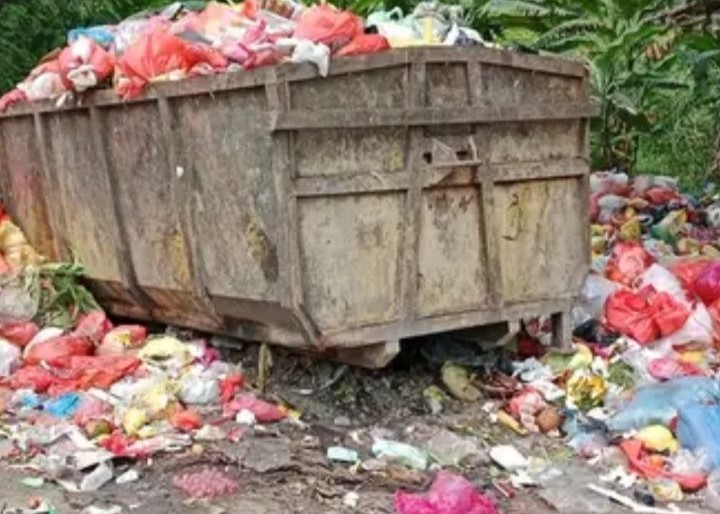Potret sampah di Jalan Pertambangan Kapling Tebing, foto diambil pagi tadi. (ft msaimi)