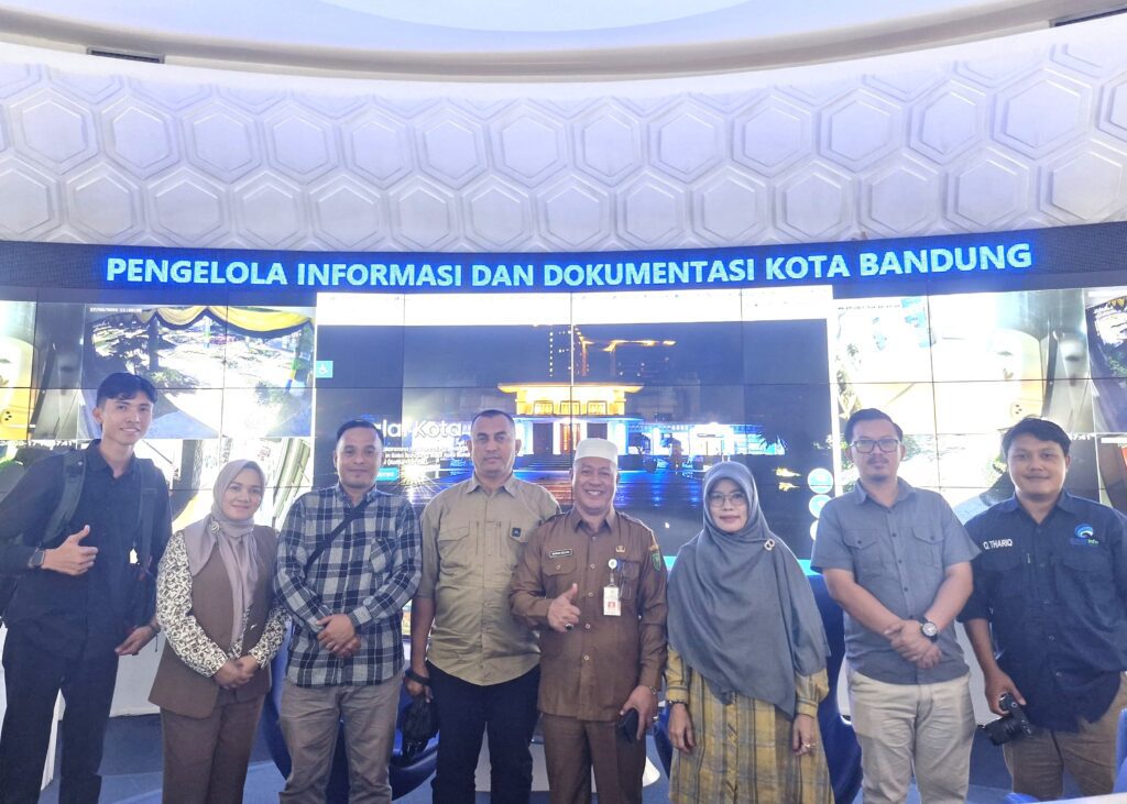 Rombongan Diskominfo Natuna berfoto bersama di Diskominfo Kota Bandung, kemarin. (ft diskominfonatuna)