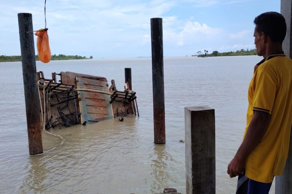 Seorang warga di depan ponton yang tenggelar di Desa Telaga Tujuh Kecamatan Durai, pagi tadi. (ft msaimi)