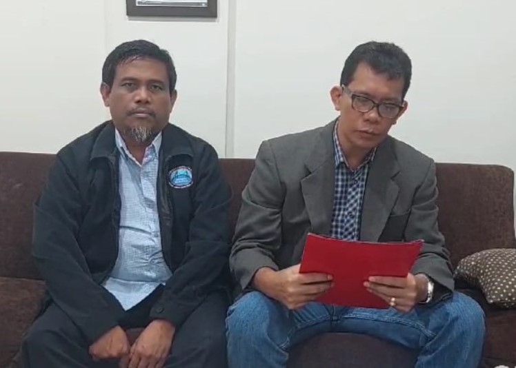 Parningotan Malau, Koordinator Tim 15 Selaku Kuasa Hukum (berkacamata) dan Karbini Ayah Kandung dari Alm Halimah alias Kalin, (ft msaimi)