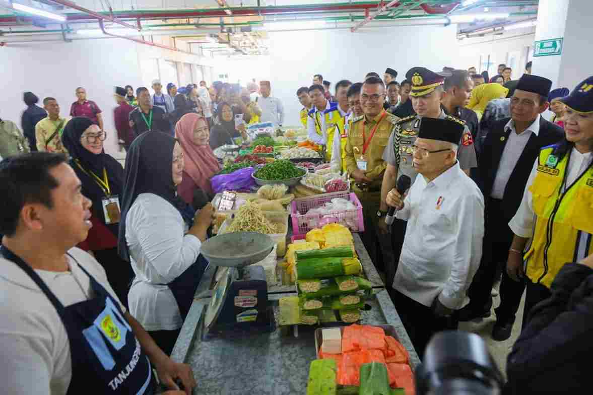Wapres Ma ruf Amin saat menyapa pedagang pasar diTanjungpinang, kemarin. (ft kominfotjpinang)