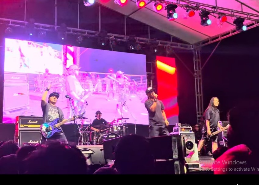 Band Jamrud dalam penampilannya di Coastal Area Karimun, malam tadi. (ft msaimi)