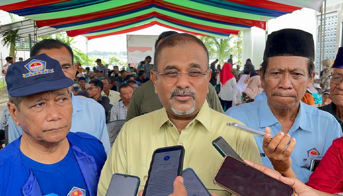 Calon Wakil Gubernur Kepri saat diwawancarai wartawan usai menemui nelayan yang tergabung dalam HNSI Kabupaten Karimun, kemarin. (ft msaimi)