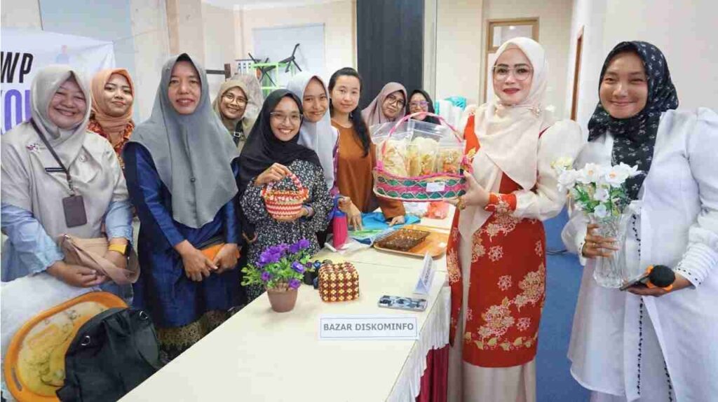 Foto kegiatan bazar yang digelar DWP unit Diskominfo, siang tadi. (ft kominfotjpinang)