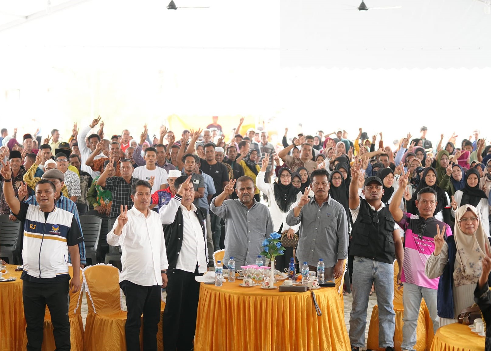 Paslon Pilgub Kepri Muhamamd Rudi dan Aunur Rafiq saat berkampanye di Kecamatan Buru, kemarin. (ft timsesrudirafiq)