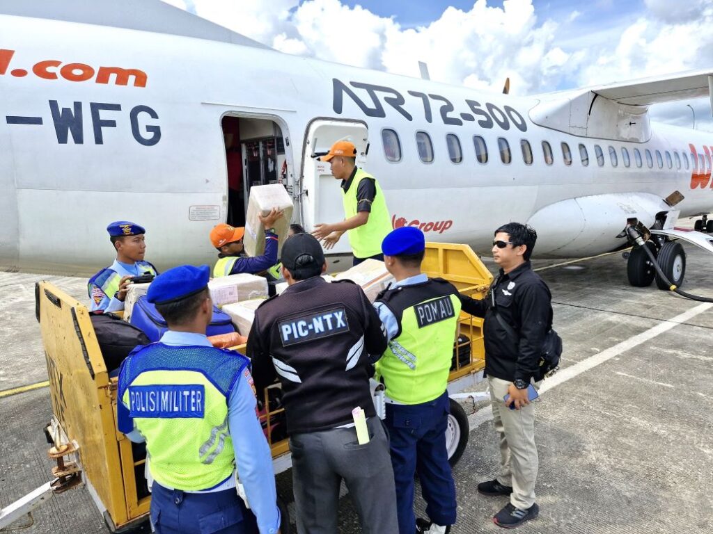 Personel Lanud RSA saat mengawal logistik Pilkada 2024 di Natuna, pagi tadi. (ft lanudrsa)