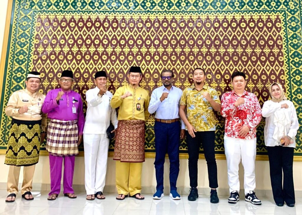 Pj Sekdako Tanjungpinang Zulhidayat berfoto bersama dengan jajaran PT Logika Nusantara Indonesia, pagi tadi. (ft kominfotjpinang)