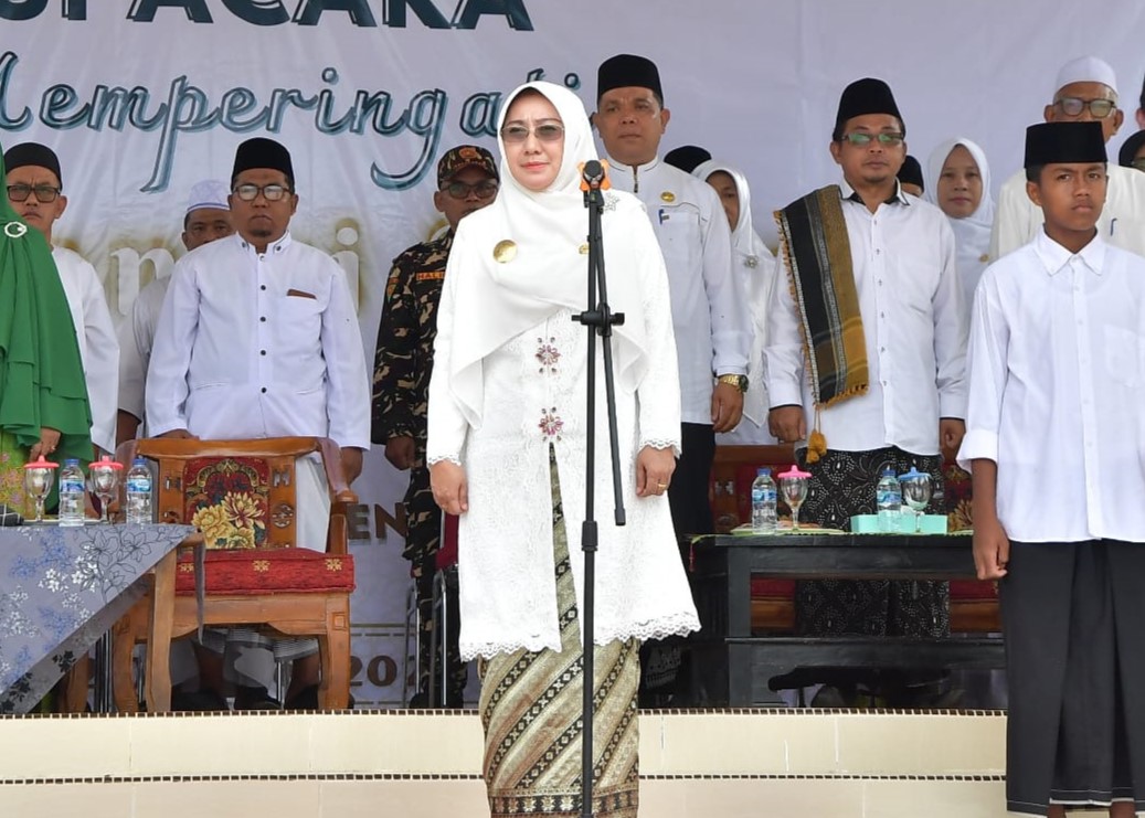 Pjs Bupati Natuna Rika Azmi saat memimpin upacara Hari Santri di Natuna, kemarin. (ft putra)