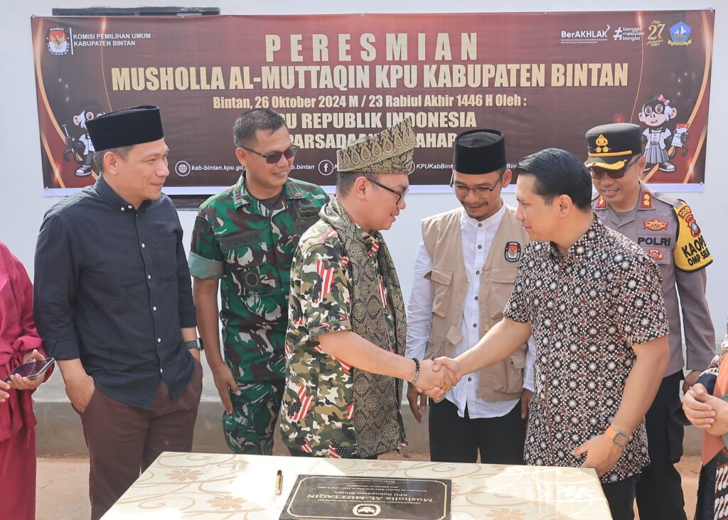 Plt Bupati Bintan saat menghadiri peresmian musala di KPU Bintan, kemarin. (ft kpubintan)