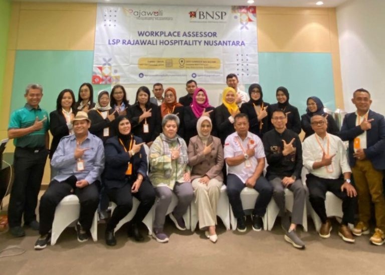 Sebanyak 20 orang pelaku pariwisata berasal dari Batam, Kepulauan Riau usai menjalani kelas Workplace Assessor di bidang pariwisata di hotel Zest Harbour Bay, Batam, kemarin. (ft lsprajawalihospitalitynusantara)