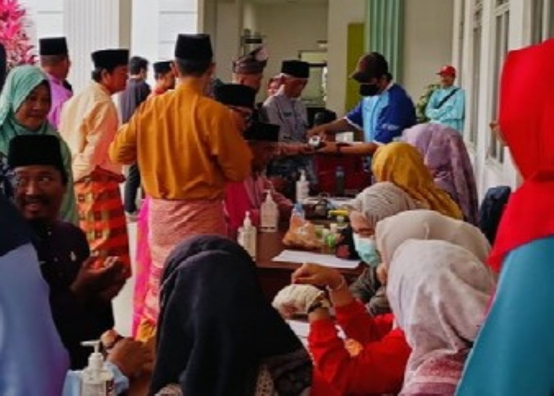 Suasana pelayanan pengobatan gratis yang digelar Dinkes Karimun kepada pegawai Pemkab Karimun, pagi tadi. (ft novel)