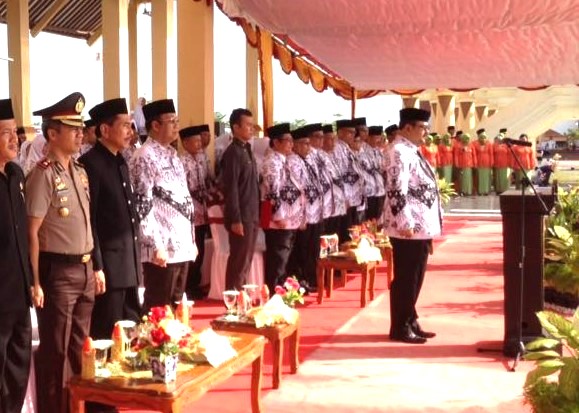 Bupati Aunur Rafiq saat memimpin upacara HUT PGRI dan Hari Guru di Coastal Area, pagi tadi. (ft msaimi)