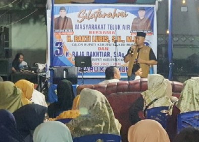 Cawabup Raja Baktiar saat berkampanye di Kampung Manda, Teluk Air, Kecamatan Karimun, Senin malam tadi. (ft timsesbara)