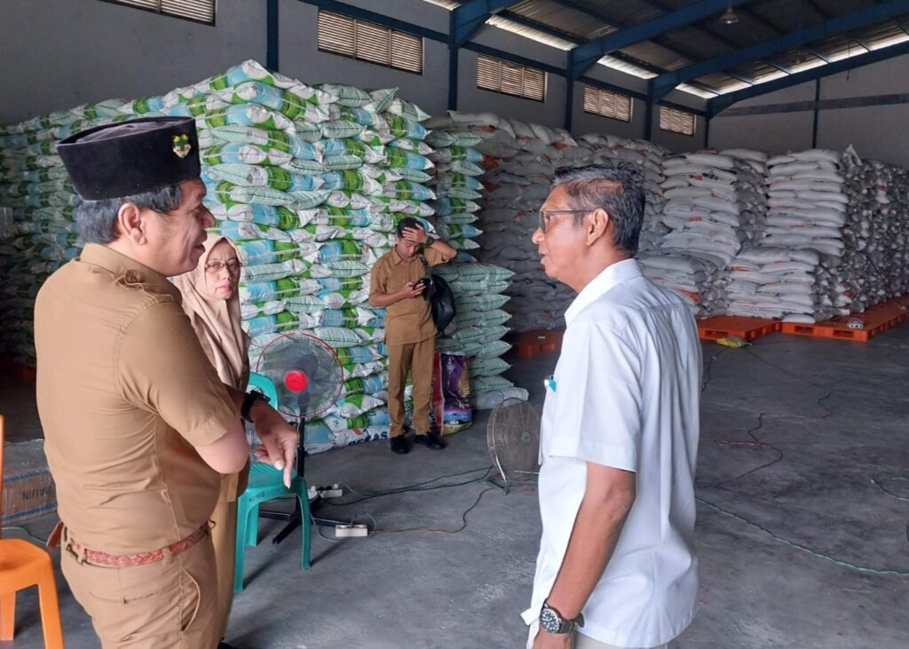 Disdagkop saat meninjau gudang beras Bulog di Parit Rempak, pagi tadi. (ft novel)