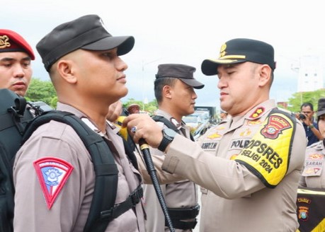 Kapolres Karimun AKBP Robby (kanan) saat apel pengaman TPS Pilkada di Coastal Area, kemarin sore. (ft msaimi)